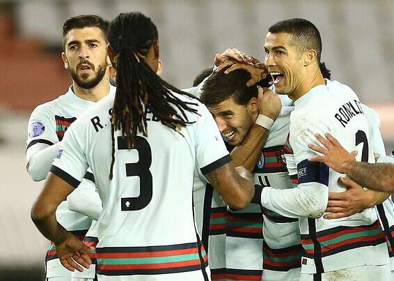 כריסטיאנו והפורטגולים חוגגים עם דיאס // צילום: רויטרס